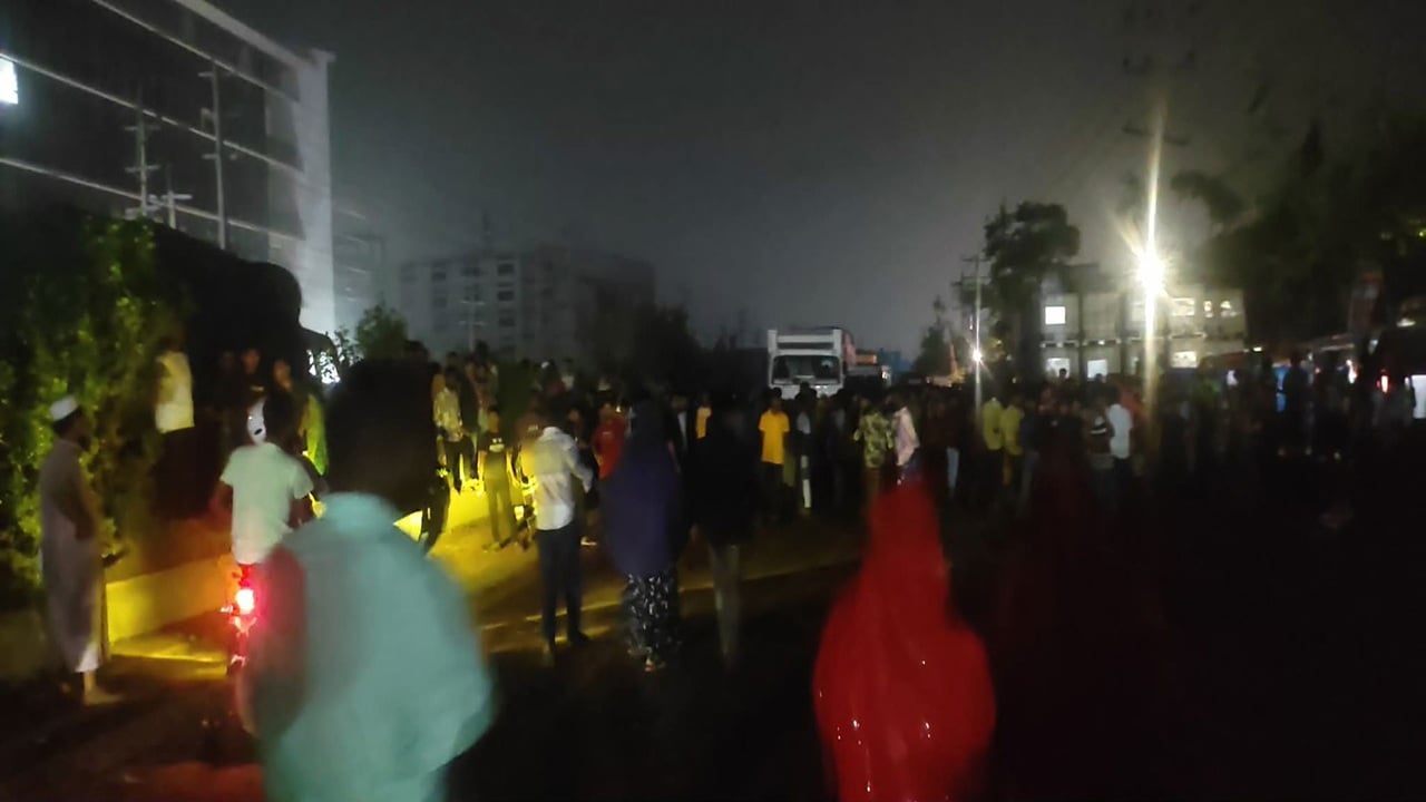 শ্রীপুরে বকেয়া বেতনের দাবিতে মধ্যরাতে শ্রমিকদের মহাসড়ক অবরোধ
