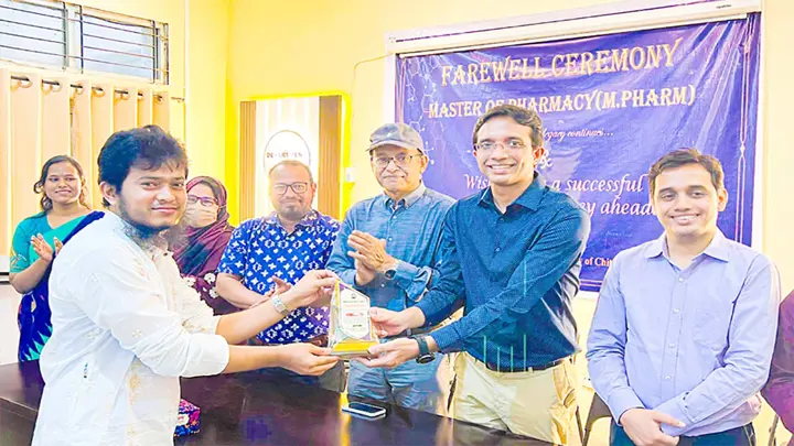 ছয় বছরে এক দিনও ক্লাস মিস নেই, নাজমুল পেলেন সম্মাননা