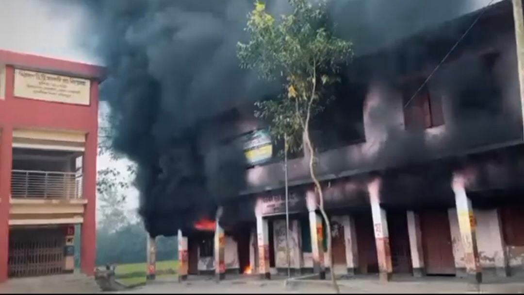 নোয়াখালীর সেনবাগে সরকারি প্রাথমিক বিদ্যালয়ে আগুন