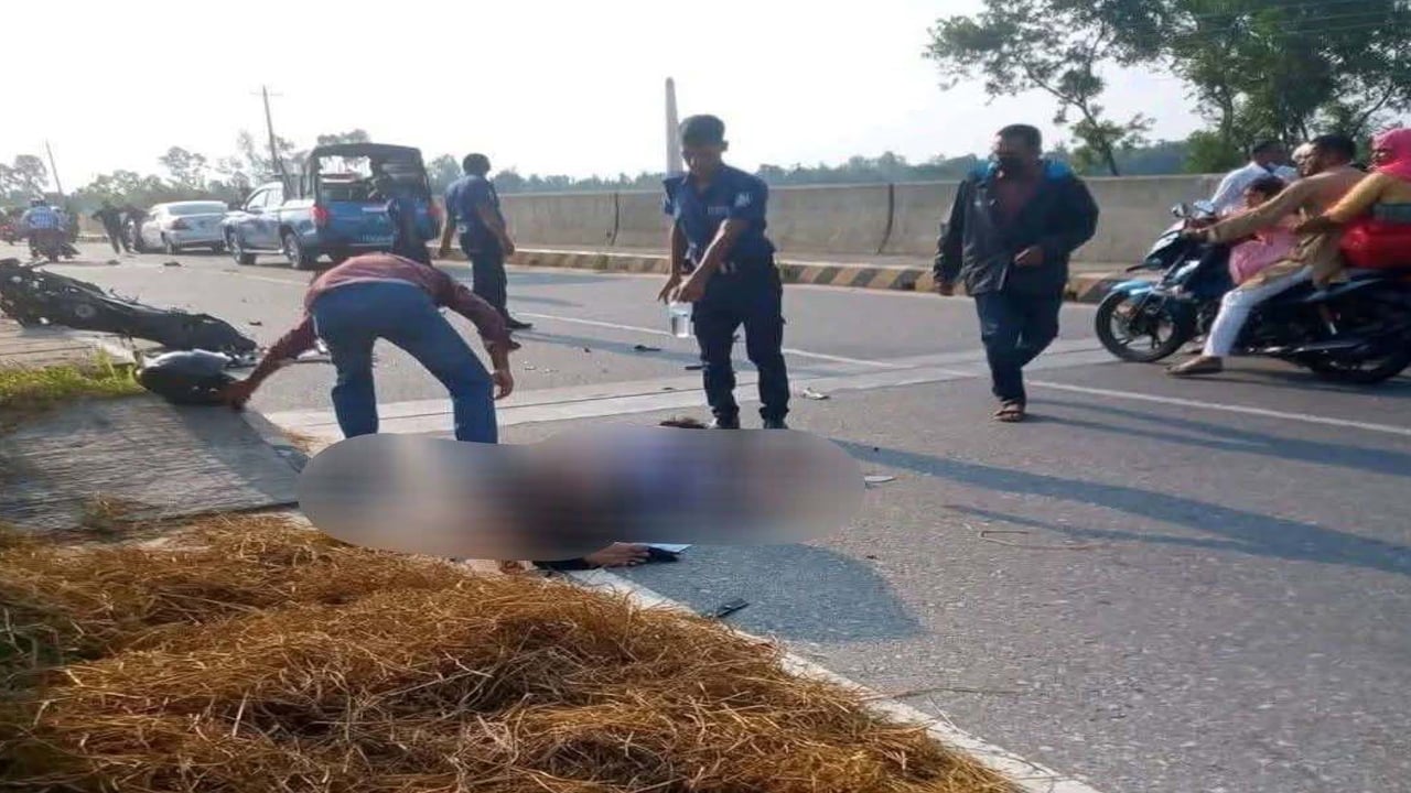 চিরিরবন্দরে সড়ক দুর্ঘটনায় ২ কলেজ ছাত্র নিহত