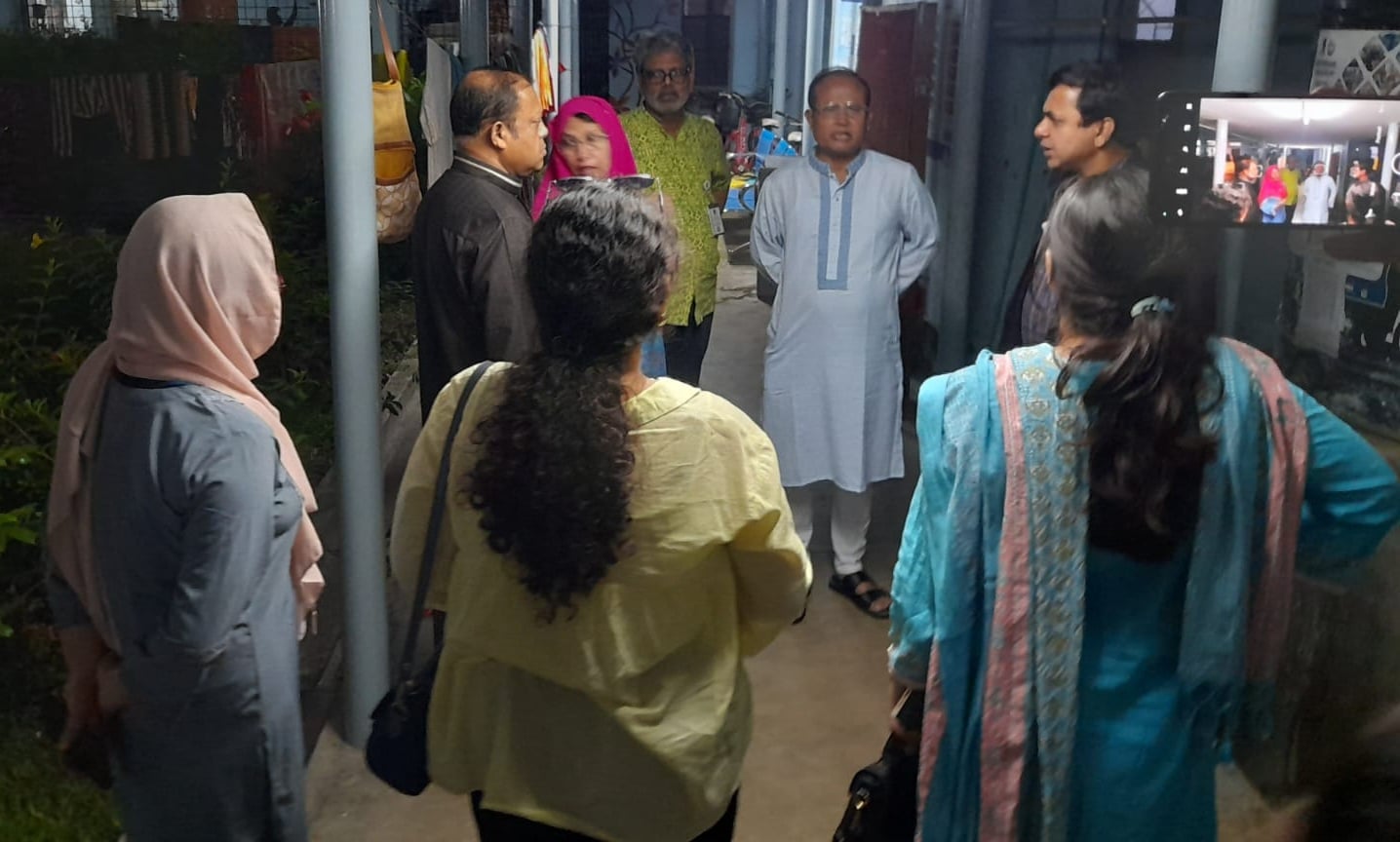 কুয়েত মৈত্রী হলে অসুস্থ ছাত্রীদের দেখতে গেলেন ঢাবি উপাচার্য