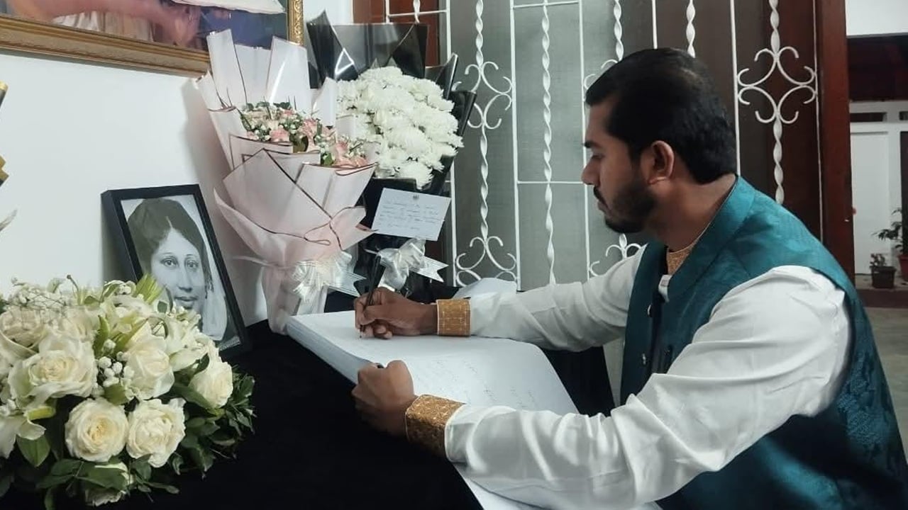 খালেদা জিয়ার মৃত্যুতে শোক বইয়ে নুরুল হক নুরের স্বাক্ষর