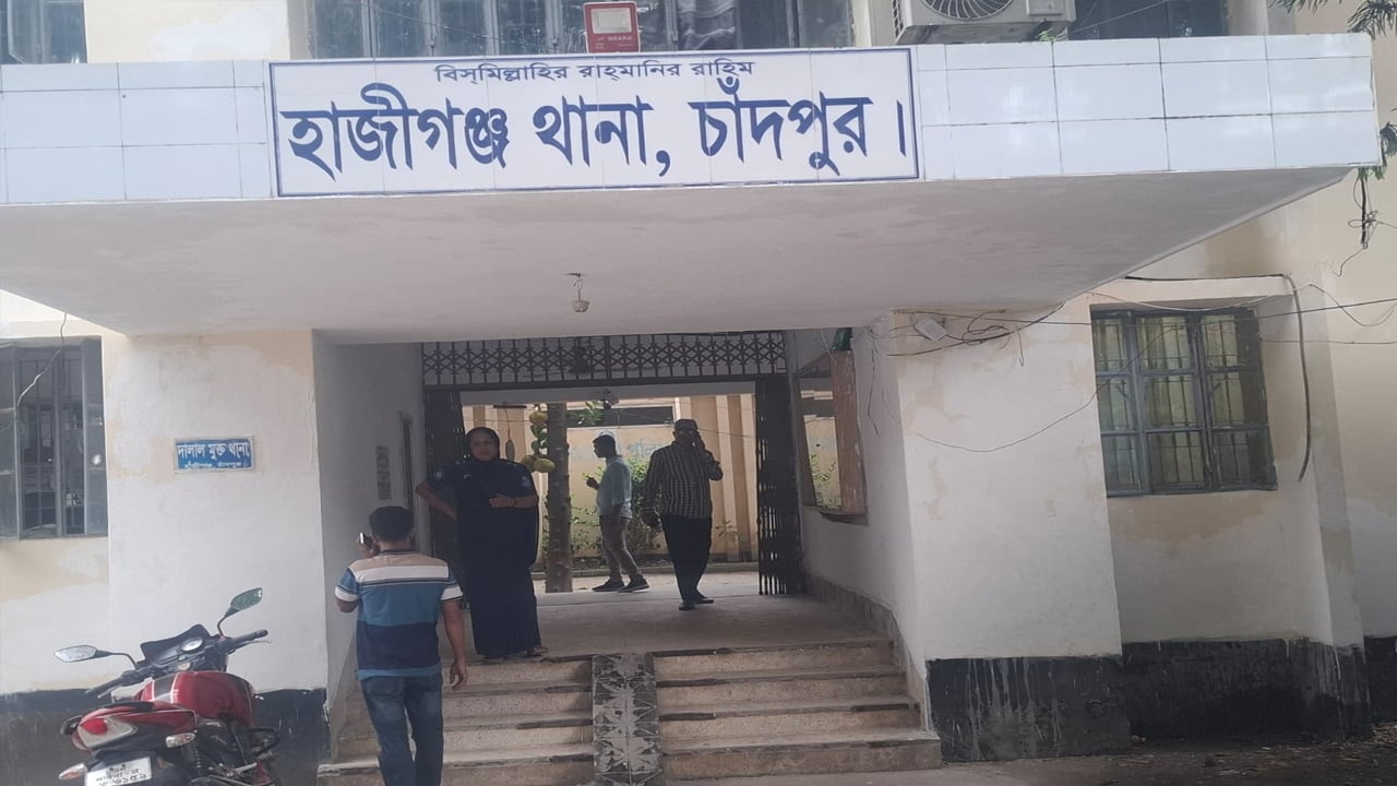 চাঁদপুরে স্ত্রীর ছবি বুকে ধরে স্বামীর আত্মহত্যা