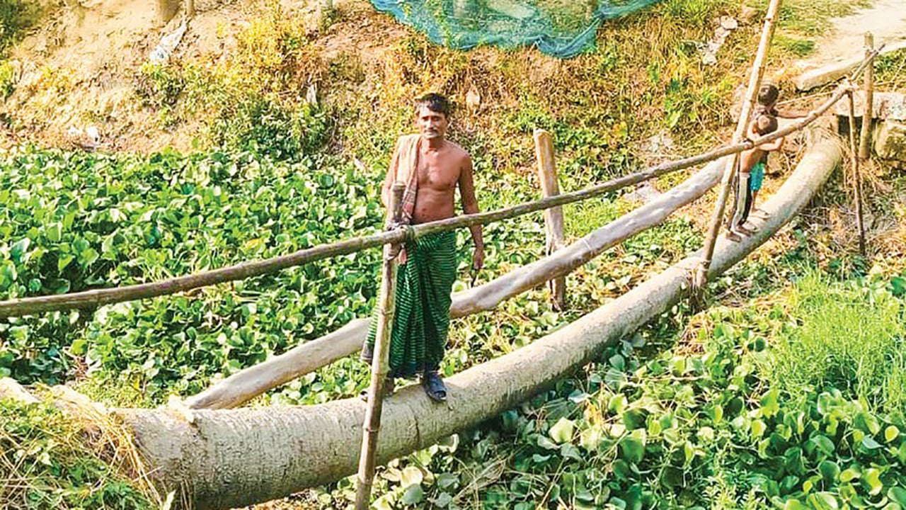 কালভার্ট ভেঙে উধাও ঠিকাদার, অবরুদ্ধ ১৯ ভূমিহীন পরিবার