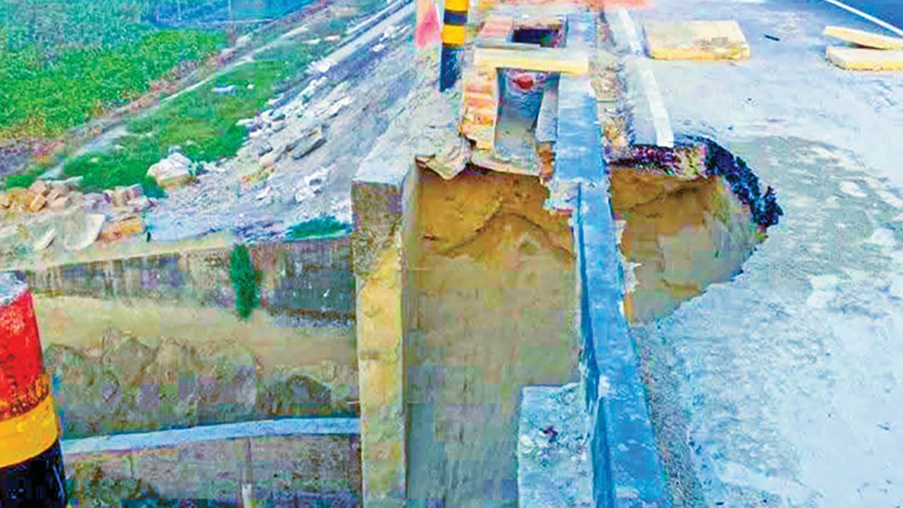 মতলবে ধনাগোদা নদীর সেতুতে ভাঙন, ঝুঁকি নিয়ে যান চলাচল