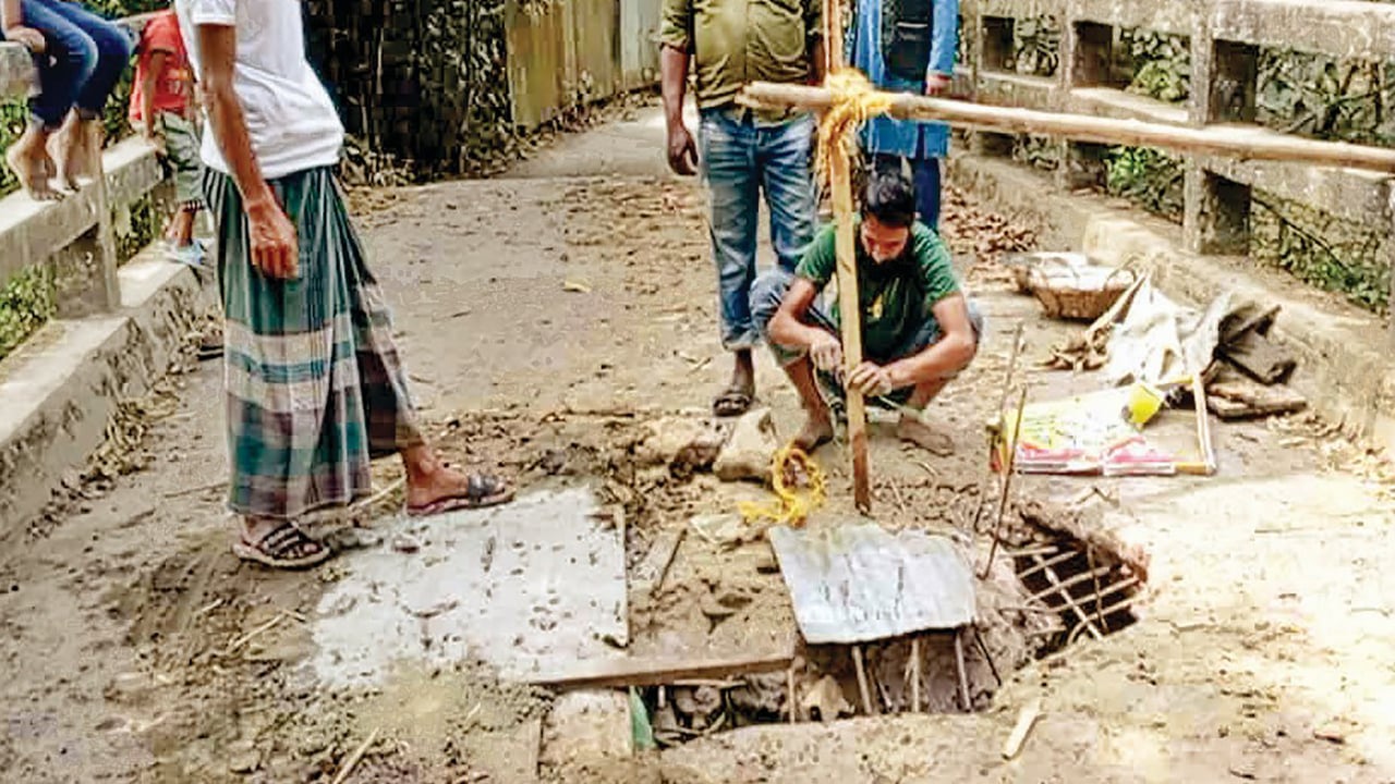 ব্রিজ ভেঙে পড়ায় ভোগান্তিতে মতলবের হাজারো মানুষ