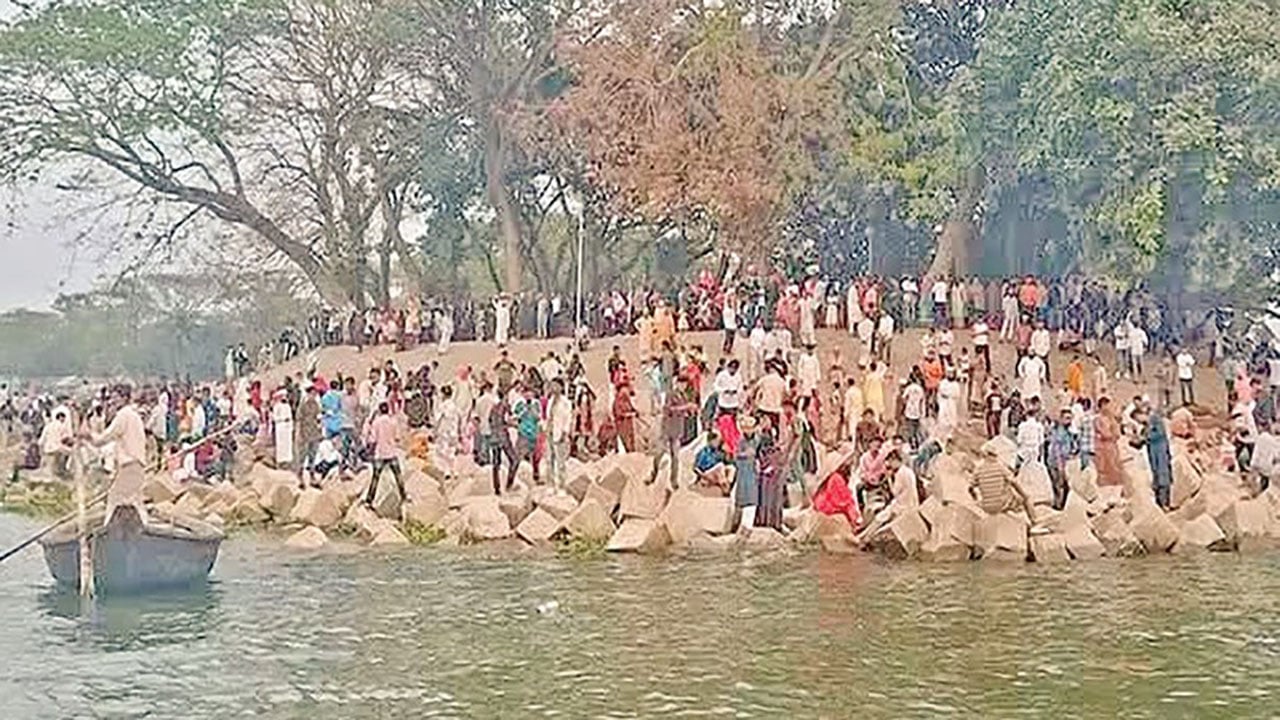 পর্যটকদের মন কেড়েছে চাঁদপুরের তিন নদীর মোহনা