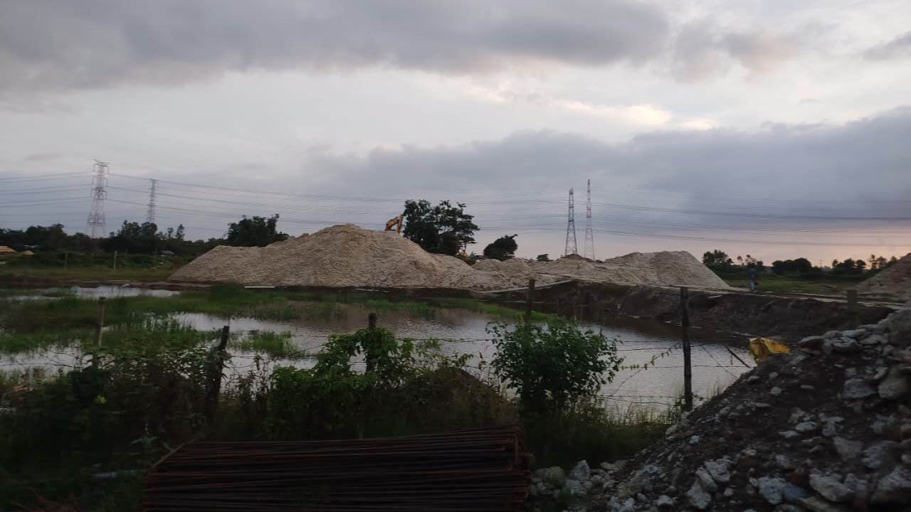 ফেনী নদীর পাড়ে শুভপুর ব্রিজের পাশে রাখা বালির স্তূপ।