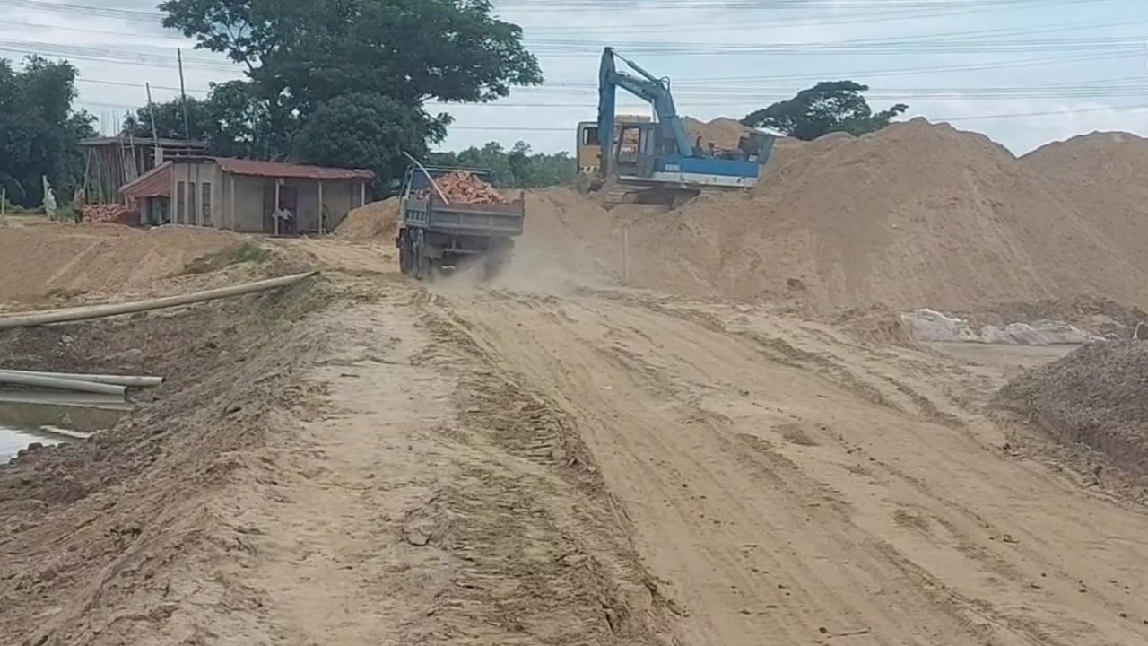 ছাগলনাইয়ায় সোয়া দুই লাখ ঘনফুট বালু লোপাট
