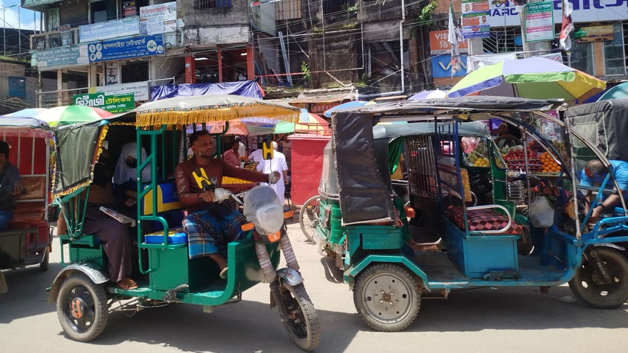 ছাগলনাইয়ায় টমটমের দাপটে বাড়ছে দুর্ভোগ