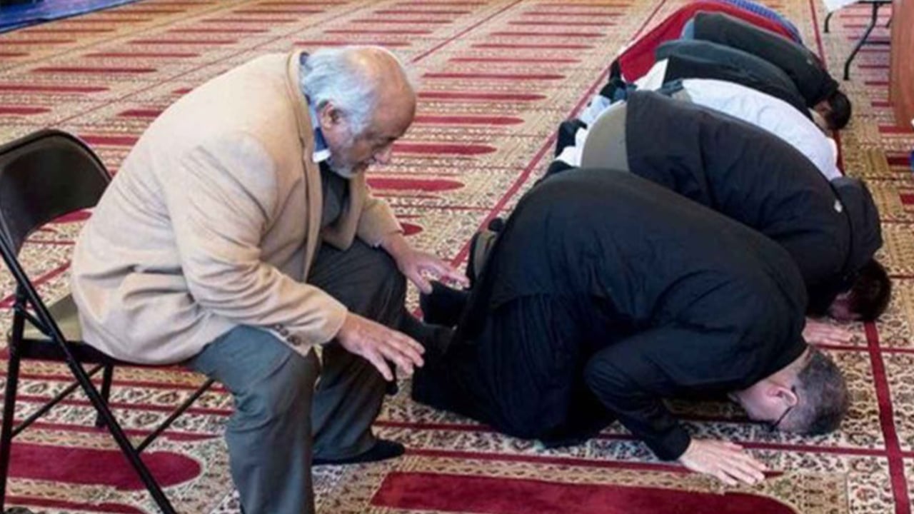 চেয়ারে নামাজ পড়ার সময় টেবিলে সিজদা দেয়া কতটুকু জরুরি