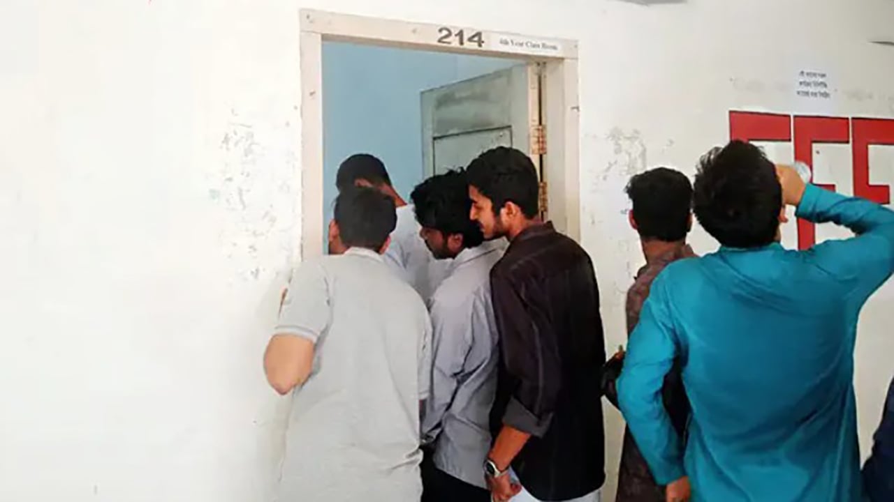 স্বাক্ষর ছাড়াই ব্যালট বাক্সে, স্বীকার করলেন সহকারী প্রিজাইডিং অফিসার