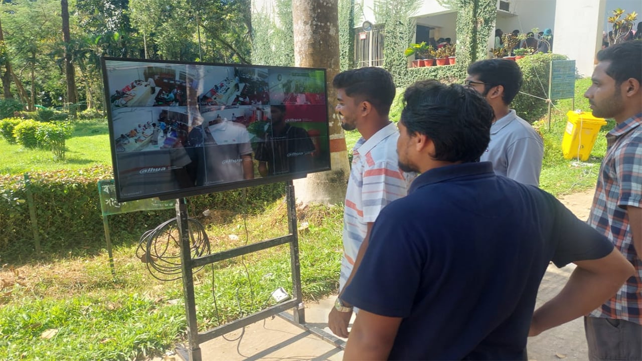সিসি টিভি মনিটরে শিক্ষার্থীদের ভিড়