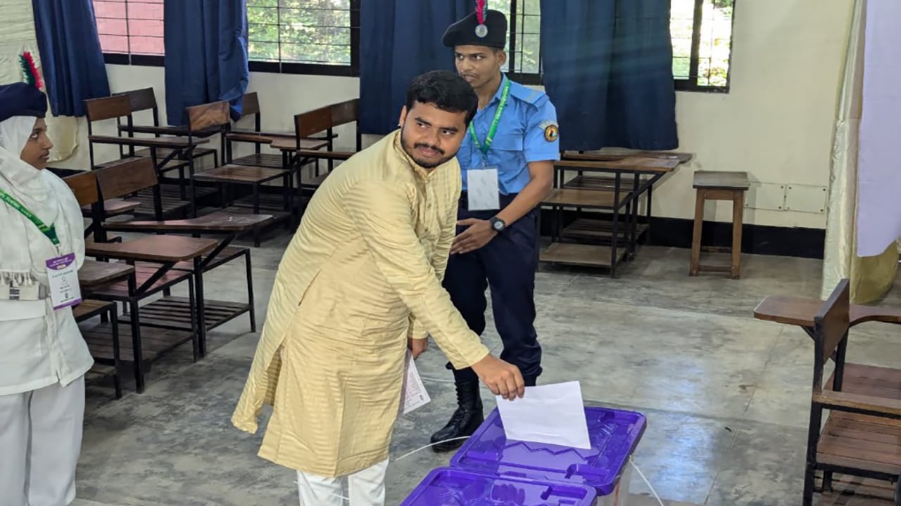 ভোট দিলেন ছাত্রশিবিরের ভিপি প্রার্থী রনি