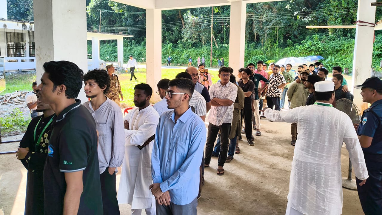 চাকসু নির্বাচনের ভোটগ্রহণ শুরু, ভোটারদের লম্বা লাইন