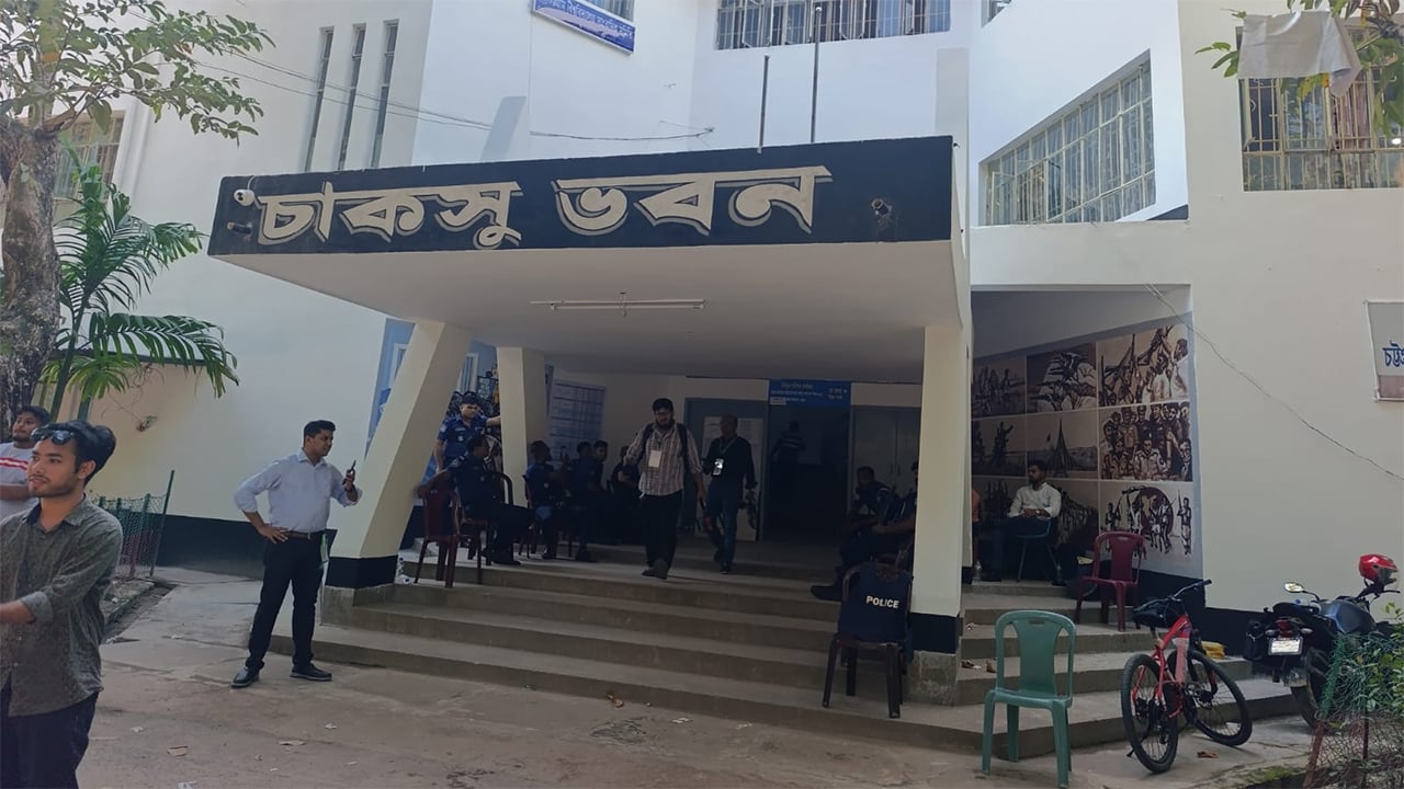 ধৈর্যের পরীক্ষায় শিবিরের জয়, বিশৃঙ্খলায় হার ছাত্রদলের