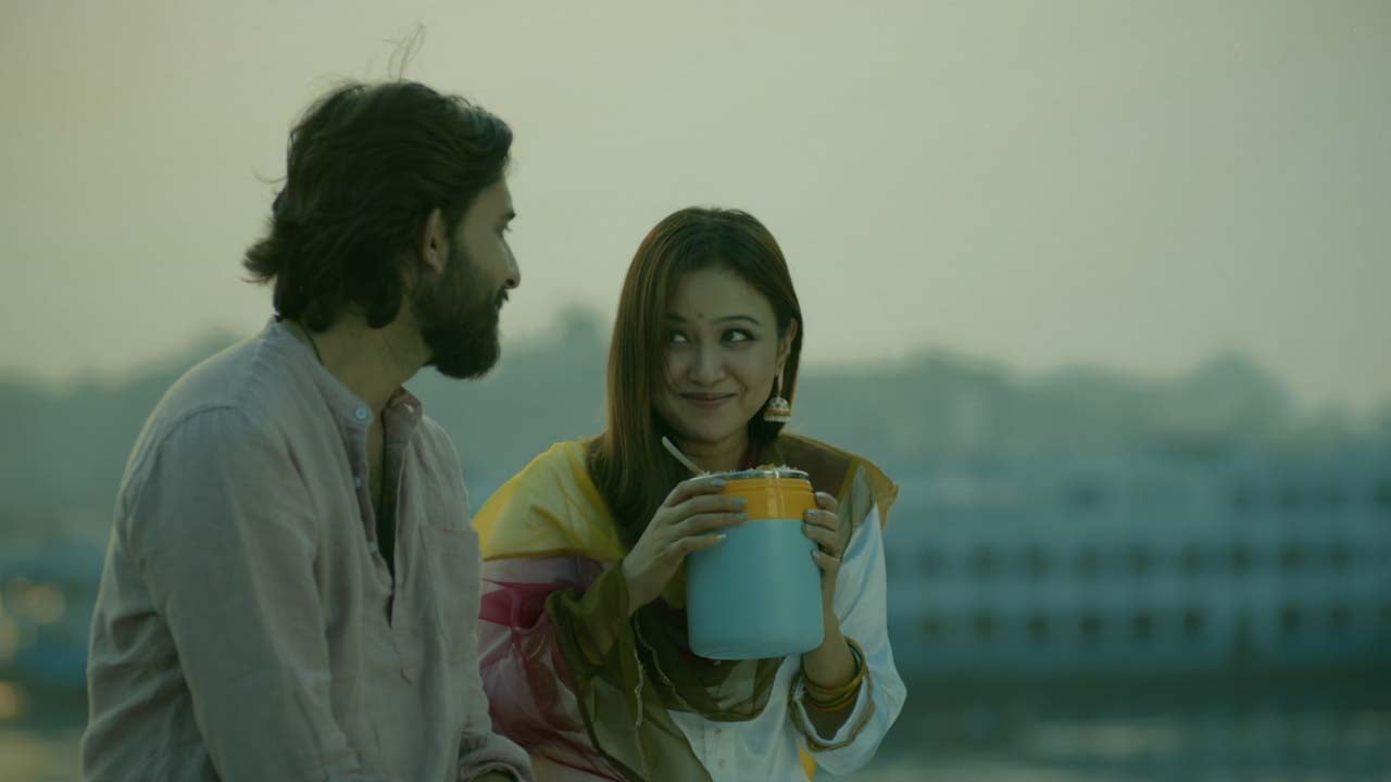 খাবারের বাক্সে প্রেমের গল্প নিয়ে চমকের ‘টিফিন বক্স’