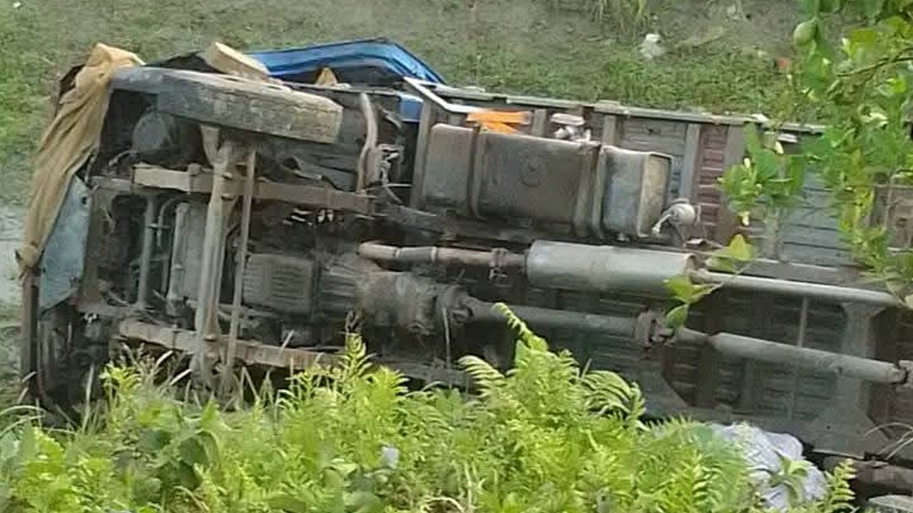 মতলব উত্তরে পিকআপ খাদে পড়ে নিহত ১ আহত ৮