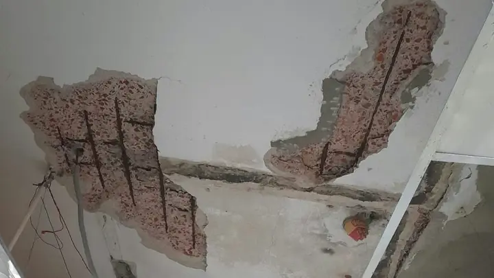 চাঁদপুর সরকারি হাসপাতালে প্লাস্টার ধসে পড়ে আহত রোগী, আতঙ্কে হুড়োহুড়ি