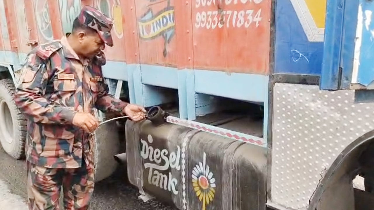 তেল পাচার ঠেকাতে ট্রাকের ট্যাংক মেপে রাখছে বিজিবি