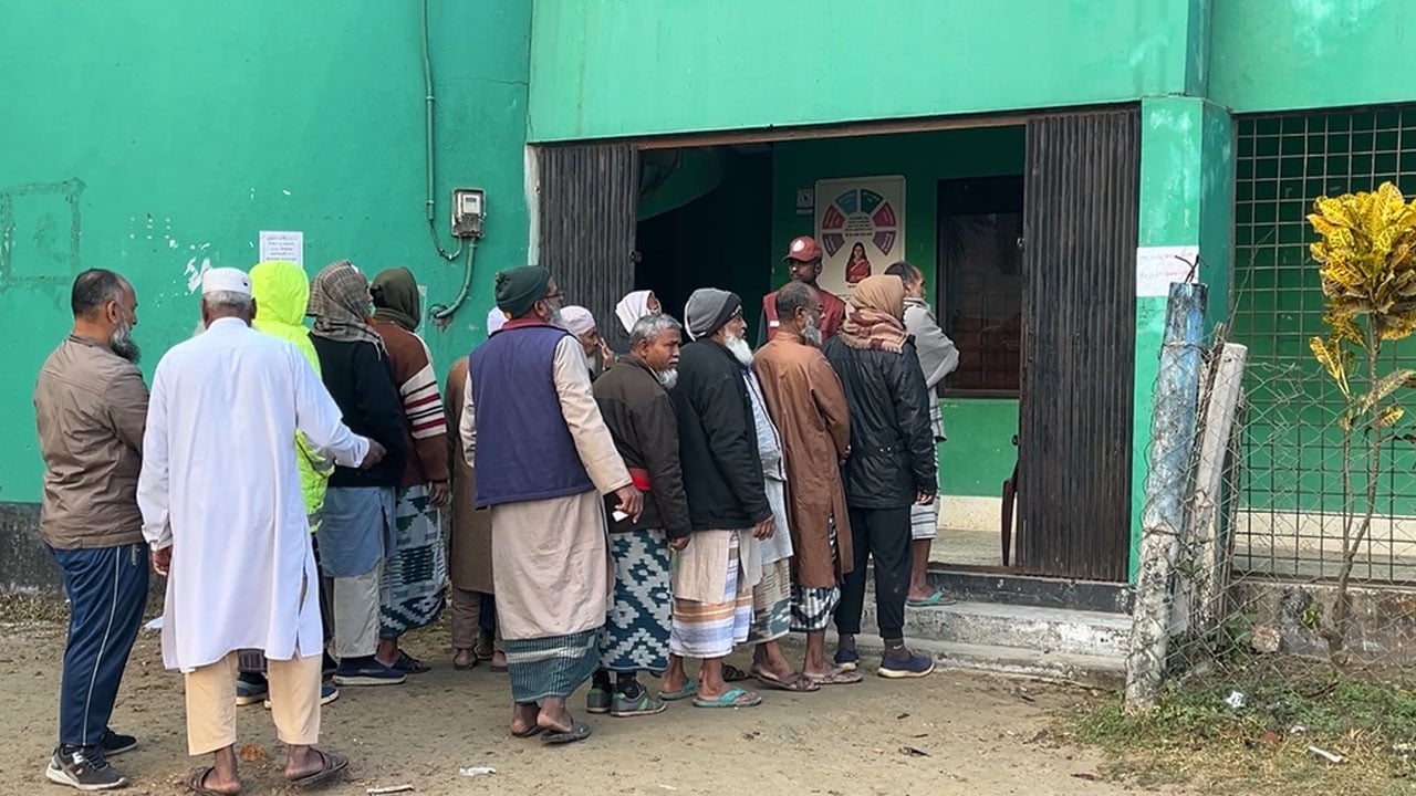 চাঁপাইনবাবগঞ্জে উৎসবমুখর পরিবেশে ভোটগ্রহণ শুরু