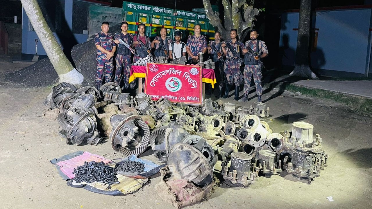সোনামসজিদ সীমান্তে ভারতীয় ট্রাকের যন্ত্রাংশসহ চোরাকারবারি আটক