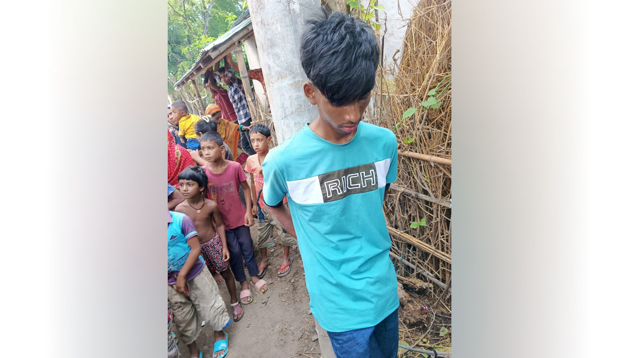 চুরি করতে গিয়ে ছাত্রলীগ নেতা আটক