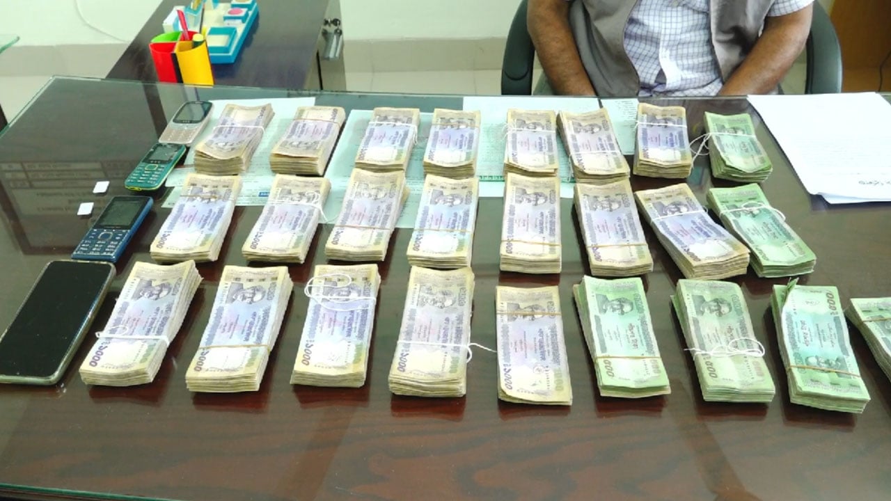 কণ্ঠ নকল করে প্রতারণা, ২১ লাখ টাকাসহ স্বামী-স্ত্রী আটক