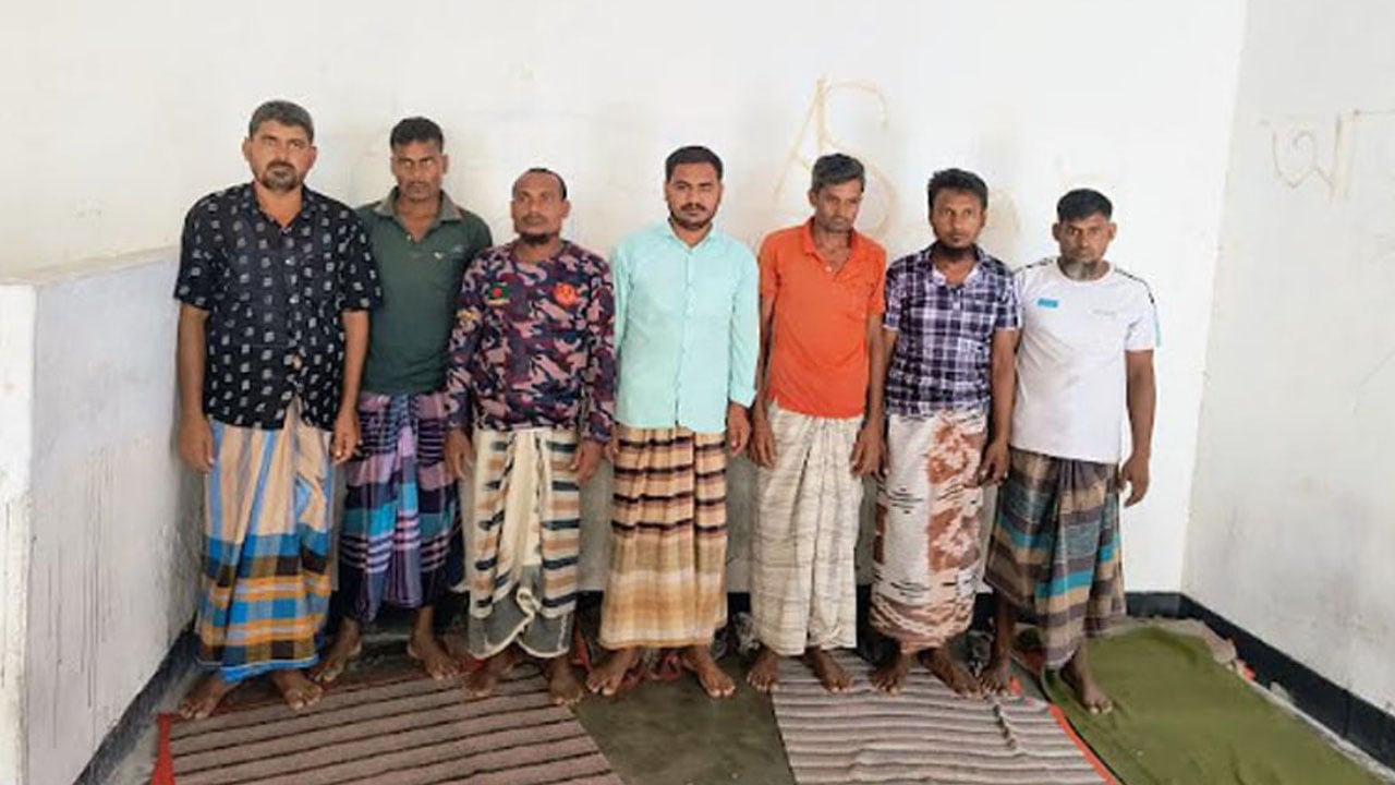 গোমস্তাপুর সীমান্তে বিএসএফকে পুশইনে সহায়তার অভিযোগে আটক ৭