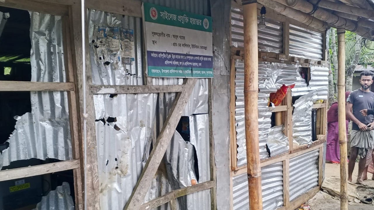 ফেসবুকে পোস্ট ঘিরে দুই চেয়ারম্যান প্রার্থীর সমর্থকদের সংঘর্ষে আহত ১৭