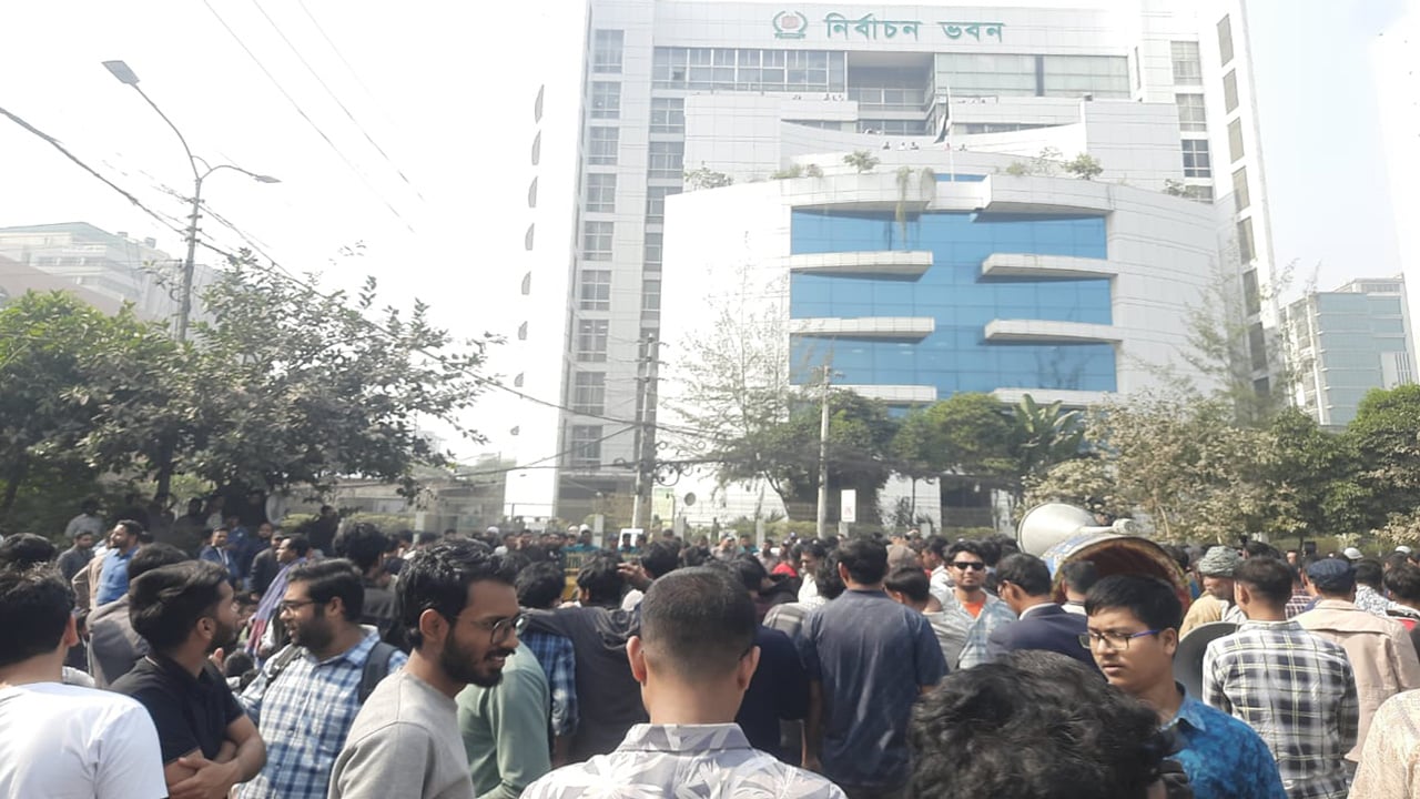 ছাত্রদলের নির্বাচন কমিশন ভবন ঘেরাও