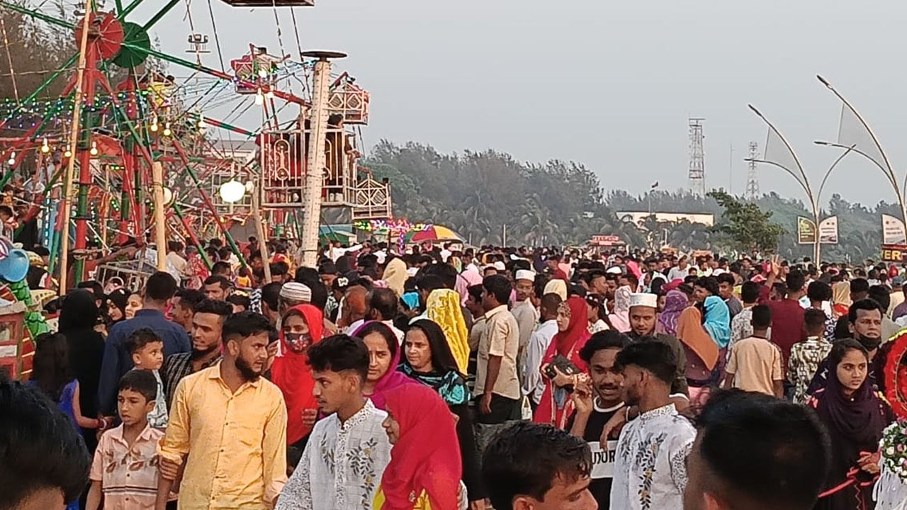 ঈদুল ফিতরের প্রথমদিনেই পতেঙ্গায় দর্শনার্থীদের উপচেপড়া ভিড়