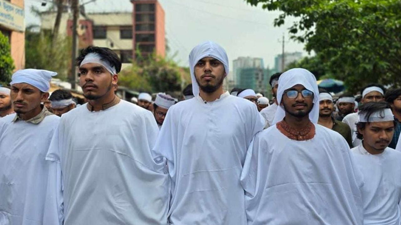 কাফনের কাপড় পরে কারিগরি শিক্ষার্থীদের সারাদেশে গণমিছিল
