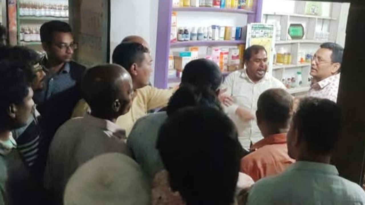 বকেয়া পরিশোধ না করায় আ.লীগ নেতাকে গণপিটুনি