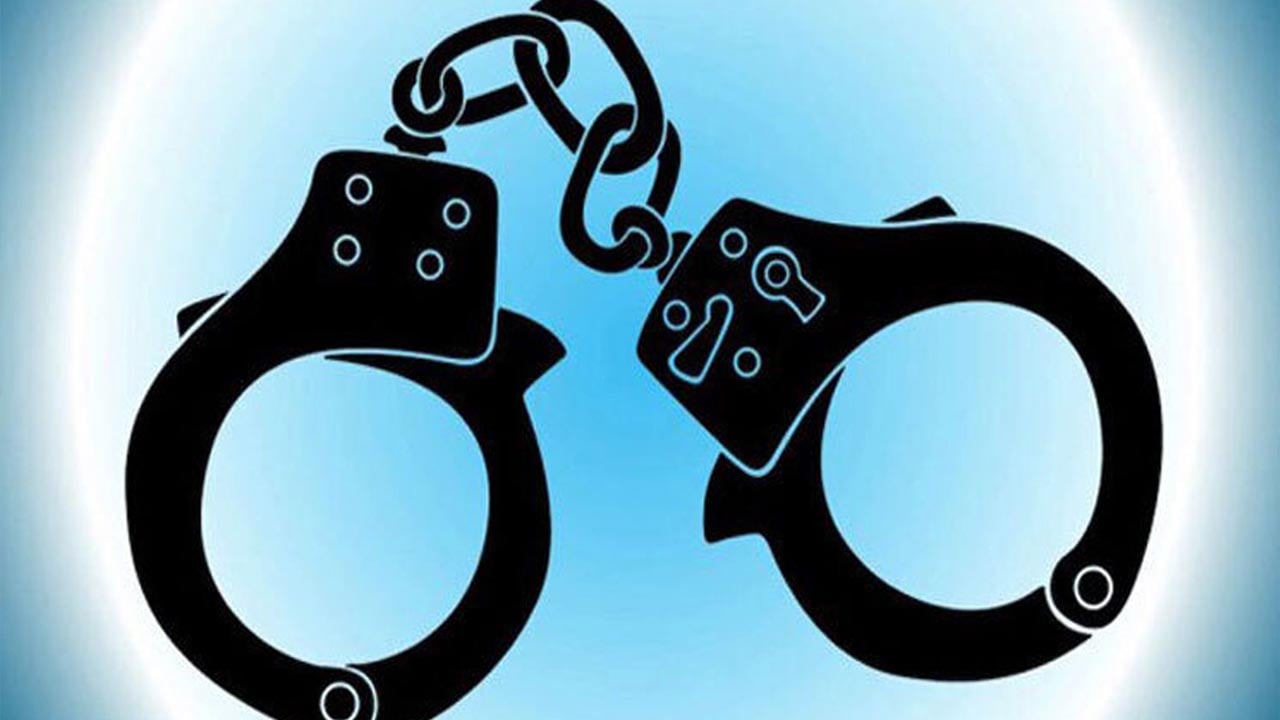 কমলাপুর স্টেশনে আনসারের হাতে ছিনতাইকারী আটক