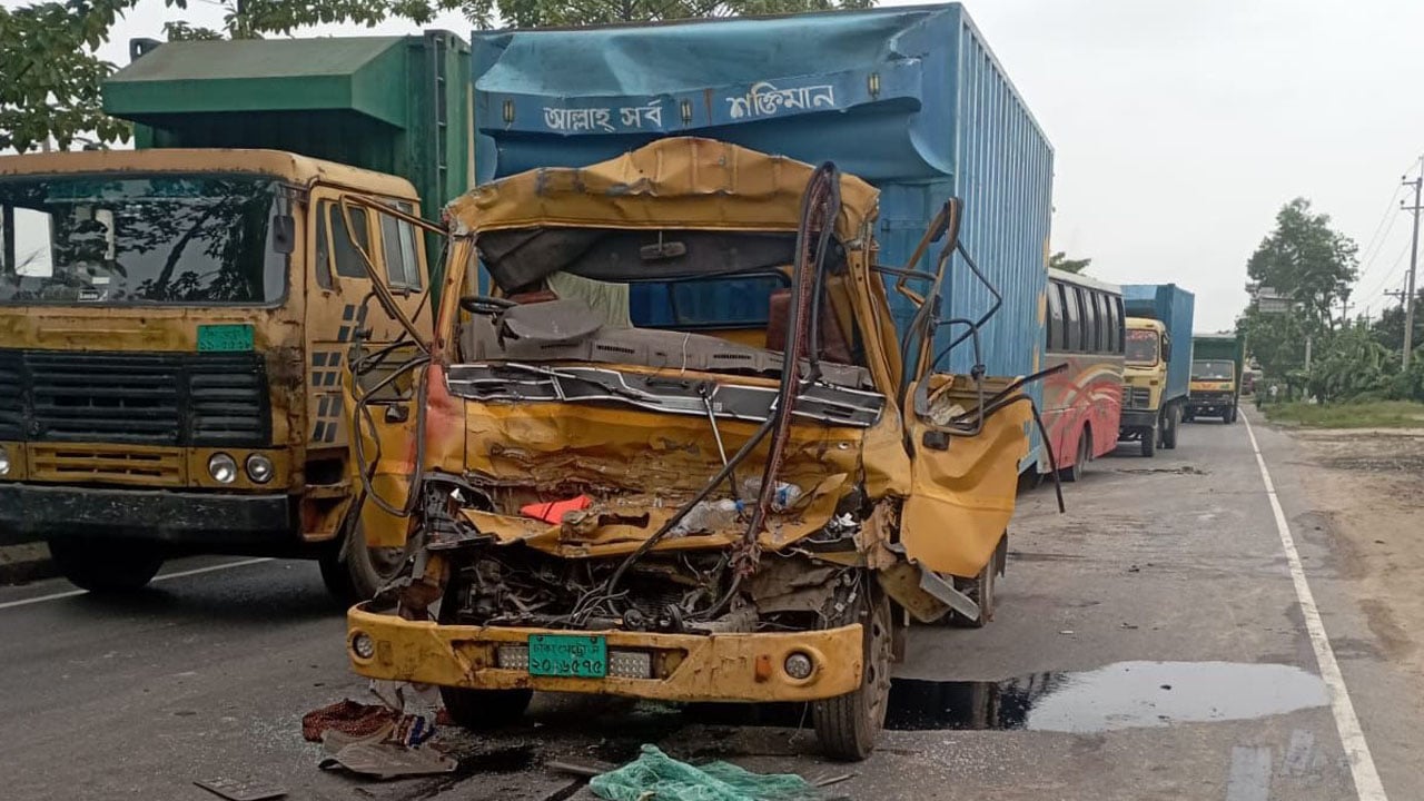 ট্রাকের পেছনে কাভার্ড ভ্যানের ধাক্কায় চালক নিহত