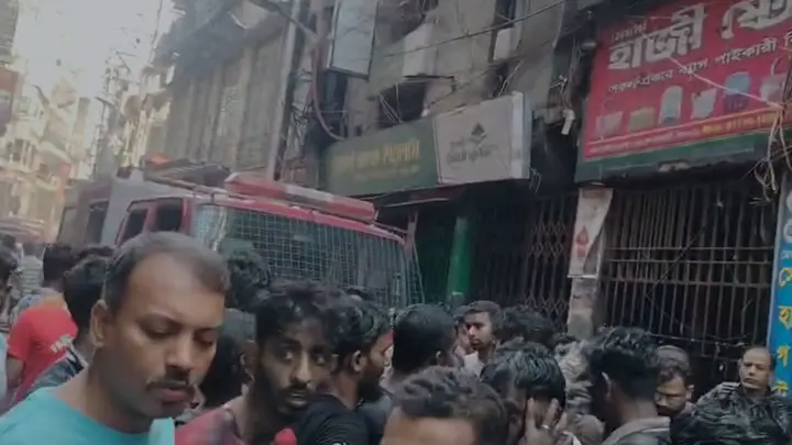 চকবাজারে অগ্নিকাণ্ড: ২৪ ঘণ্টা পরও কাটেনি শঙ্কা, থমকে আছে বাণিজ্যিক এলাকা