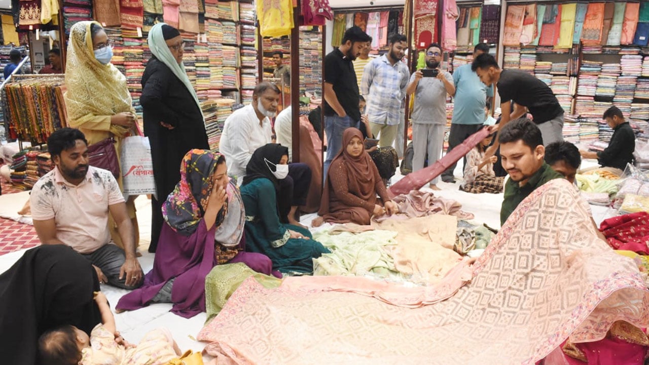 ছুটির দিনে বিপণিবিতানে কেনাকাটায় ধুম