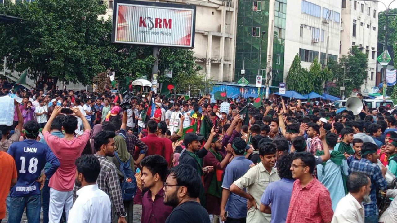 ছুটির দিনেও অবরোধ, উত্তাল সারা দেশ