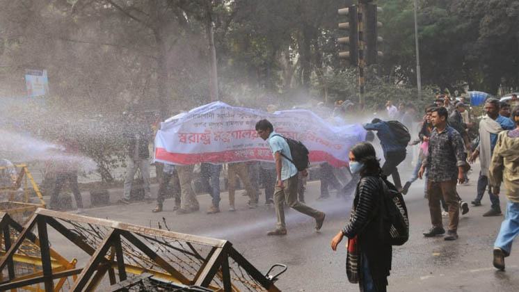 ‘আদিবাসী ছাত্র-জনতার’ ব্যানারে সচিবালয় ঘেরাওয়ের চেষ্টা, পুলিশি বাধায় পণ্ড
