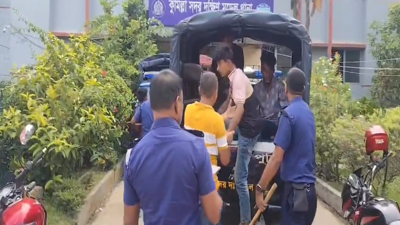 মহাসড়কে নিষিদ্ধ ছাত্রলীগের ঝটিকা মিছিল, ৪৫ জনকে আটকালো স্থনীয়রা