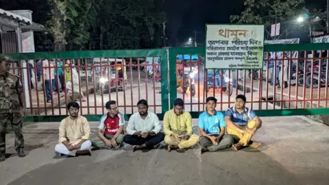 সিএনজির ভাড়া বাড়ানোর প্রতিবাদে চবির প্রধান ফটকে চাকসুর তালা