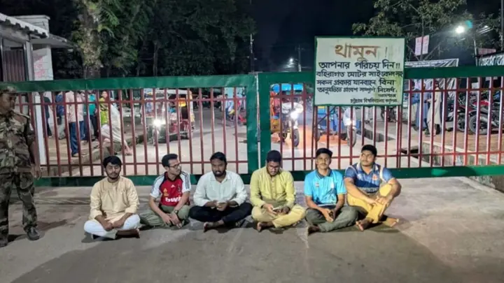 সিএনজির ভাড়া বাড়ানোর প্রতিবাদে চবির প্রধান ফটকে চাকসুর তালা