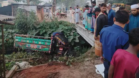 চুয়াডাঙ্গায় গরুবাহী ট্রলি খাদে পড়ে নিহত ১, আহত ২