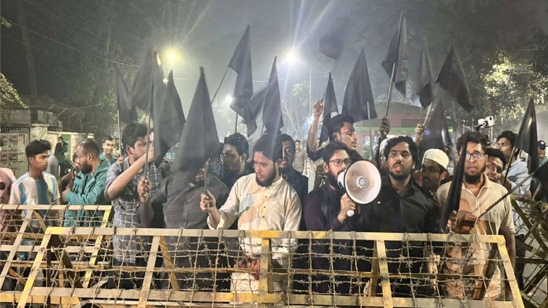 রাষ্ট্রপতির শ্রদ্ধা জানানোর সময় ‘গো ব্যাক চুপ্পু’ স্লোগান