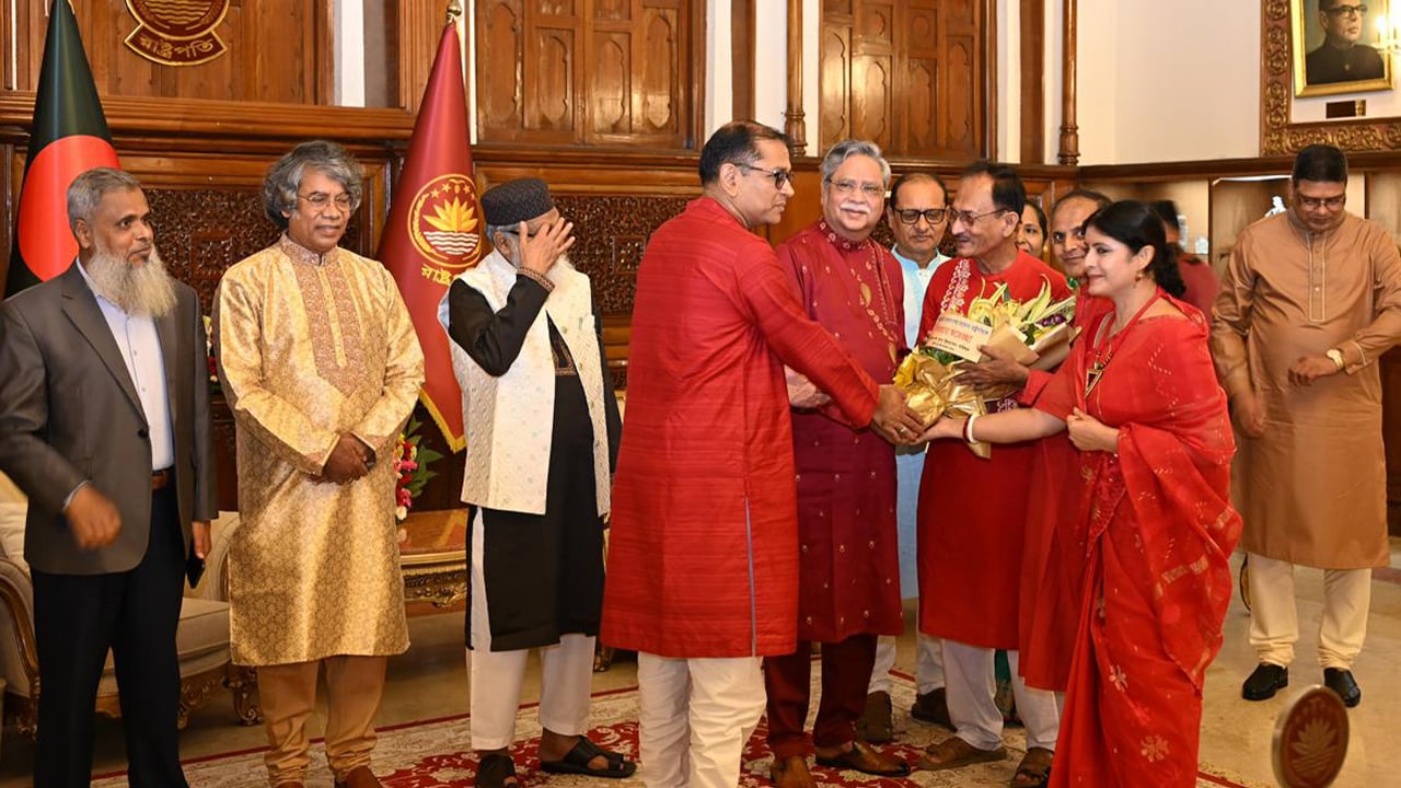 দুর্গাপূজায় হিন্দু ধর্মাবলম্বীদের সঙ্গে রাষ্ট্রপতির শুভেচ্ছা বিনিময়
