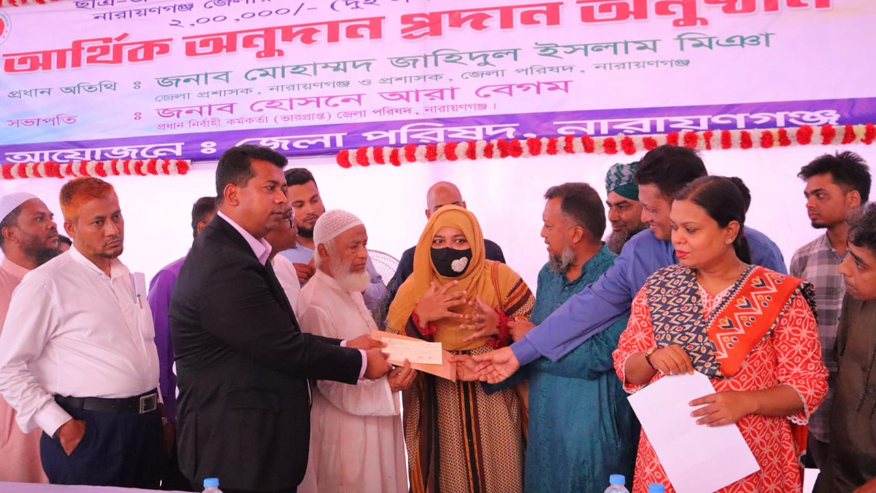 ২১ শহীদ পরিবারকে নারায়ণগঞ্জ ডিসির ৪২ লাখ টাকা অনুদান