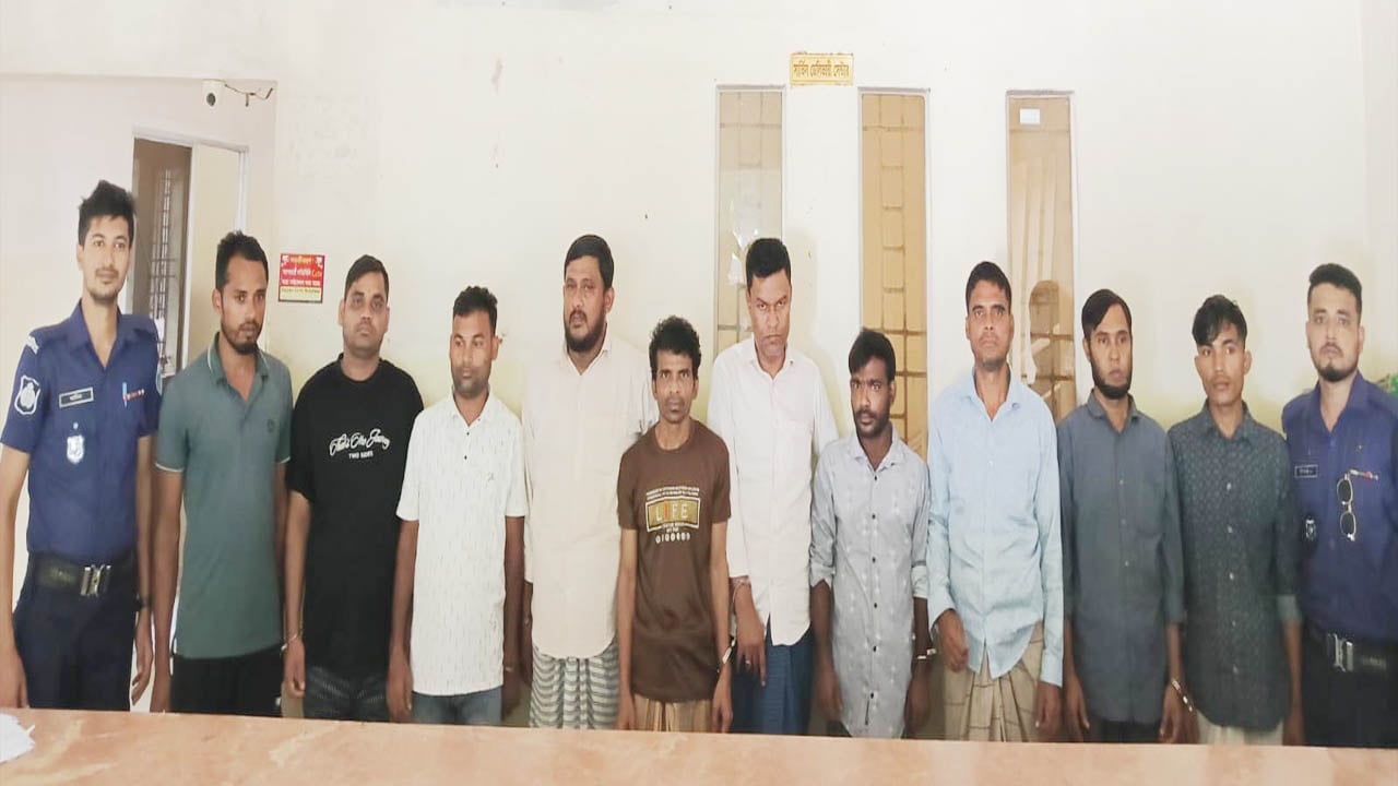 চকরিয়ায় পুলিশের অভিযানে গ্রেপ্তার ১১