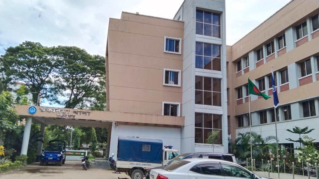 পুলিশের পোশাক পরে একরাতে তিন বাড়িতে ডাকাতি