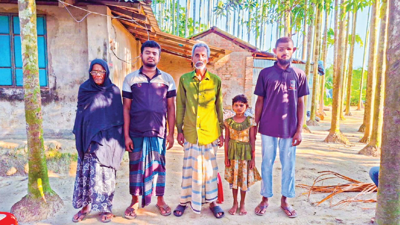 চিকিৎসা ও আর্থিক সংকটে তাদের জীবন দুর্বিষহ